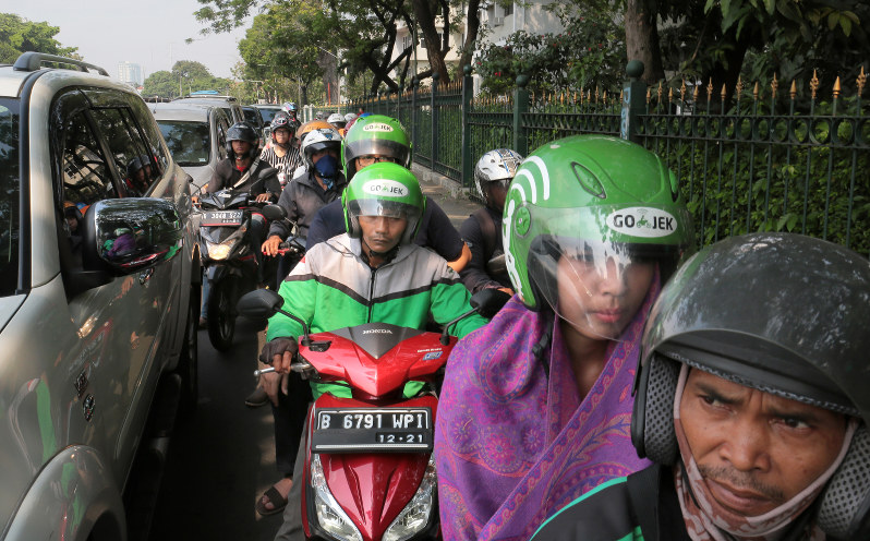 ｅｙｅ：インドネシア 庶民の足、アプリが変えた バイクタクシー、主婦 