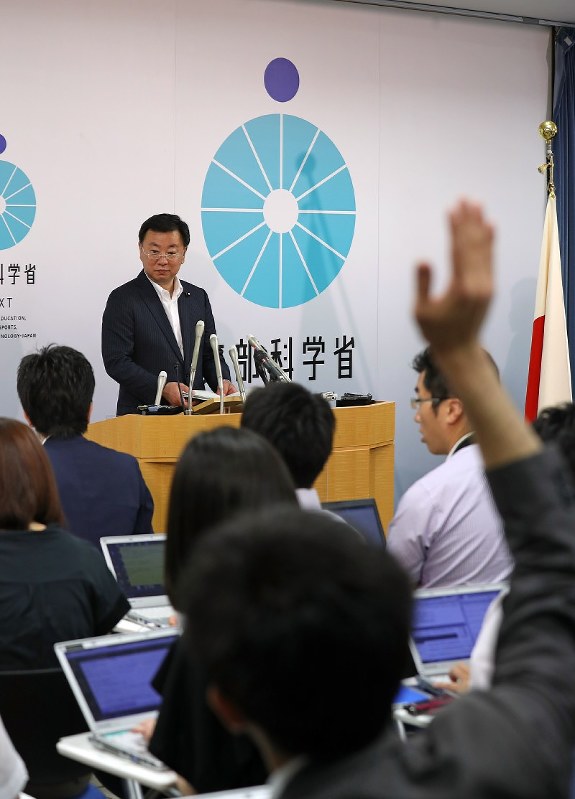 「加計学園」関連文書の再調査について話し、記者らの質問を受ける松野博一文科相(奥)=文科省で2017年6月9日午前10時11分、小川昌宏撮影