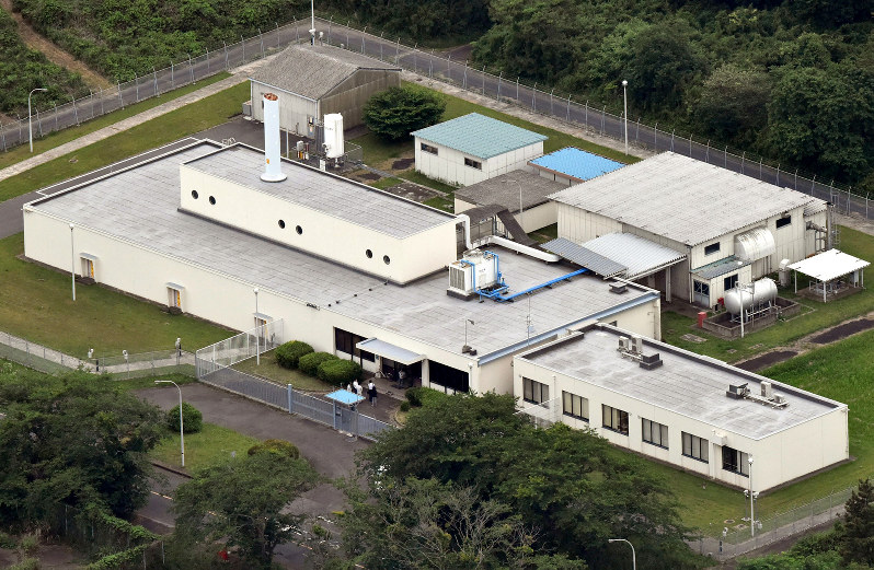 職員ら男性５人が被ばくした日本原子力研究開発機構の大洗研究開発センター燃料研究棟＝茨城県大洗町で２０１７年６月７日、本社ヘリから西本勝撮影