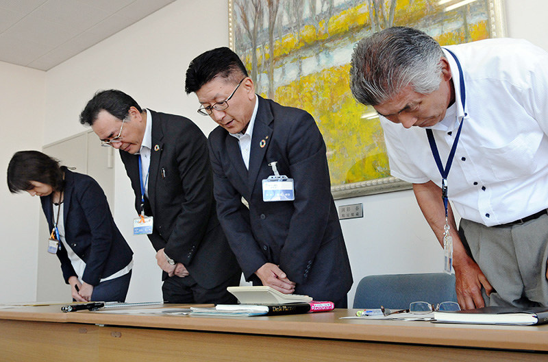 記者会見で陳謝する滋賀県近江八幡市の益田総務部長(右から2人目)ら=同市役所で、金子裕次郎撮影