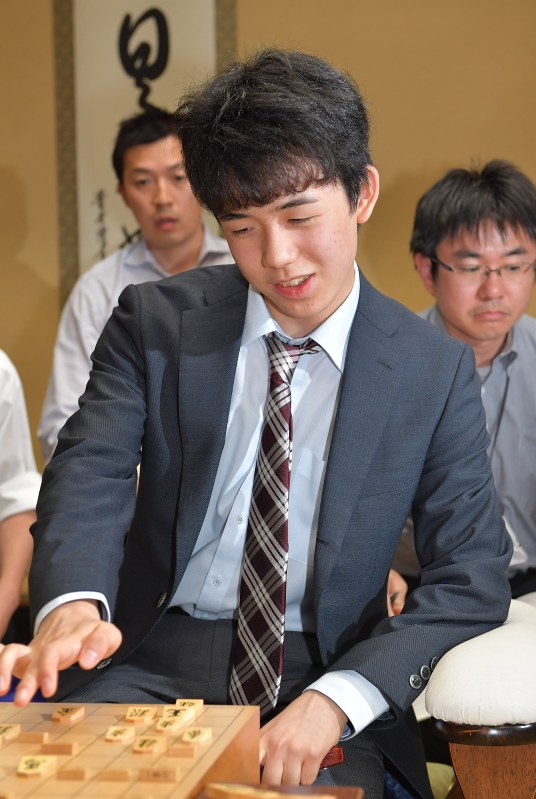 公式戦25連勝を達成し、感想戦で対局を振り返る藤井聡太四段=東京都渋谷区の将棋会館で2017年6月10日午後9時32分、西本勝撮影