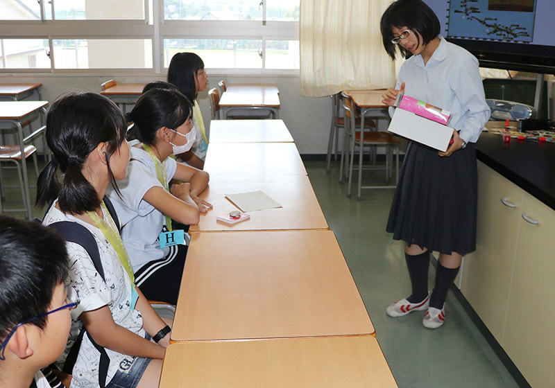 青翔サイエンス クエスト 児童らへクイズや実験 青翔中 高の科学部員が考案 御所 奈良 毎日新聞