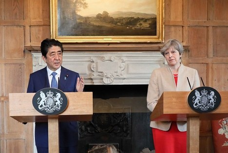 安倍首相と会見に臨むメイ英首相(右)=2017年4月28日(首相官邸ホームページより)