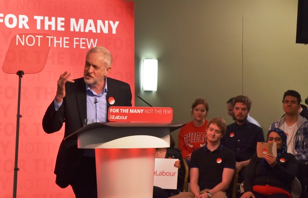 メイ首相の政策を批判する英労働党のコービン党首(三沢耕平撮影)