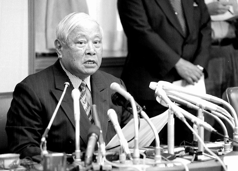 普天間飛行場の県内移設への反対を表明した大田昌秀・沖縄県知事=沖縄県庁で1998年2月6日、神崎真一撮影