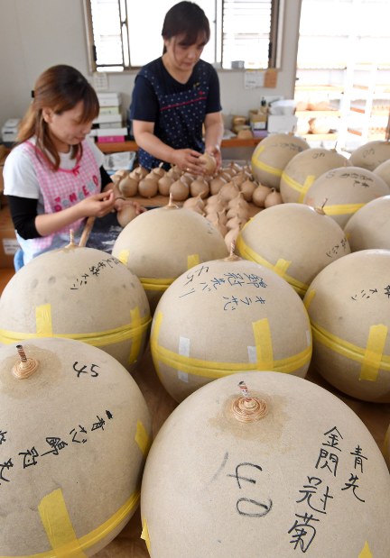 花火：夏の夜空へ準備 福島・須賀川 | 毎日新聞