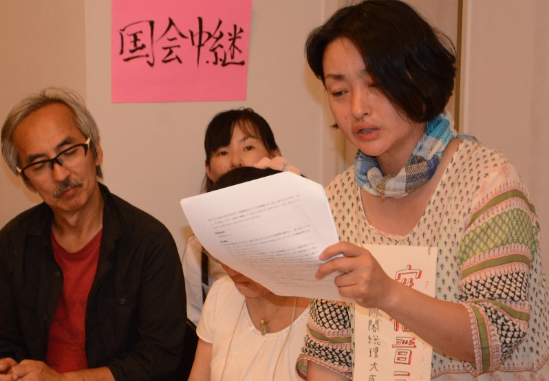 「共謀罪」を巡る安倍晋三首相の国会答弁を再現する参加女性(右)=東京都港区で2017年6月11日、石川将来撮影