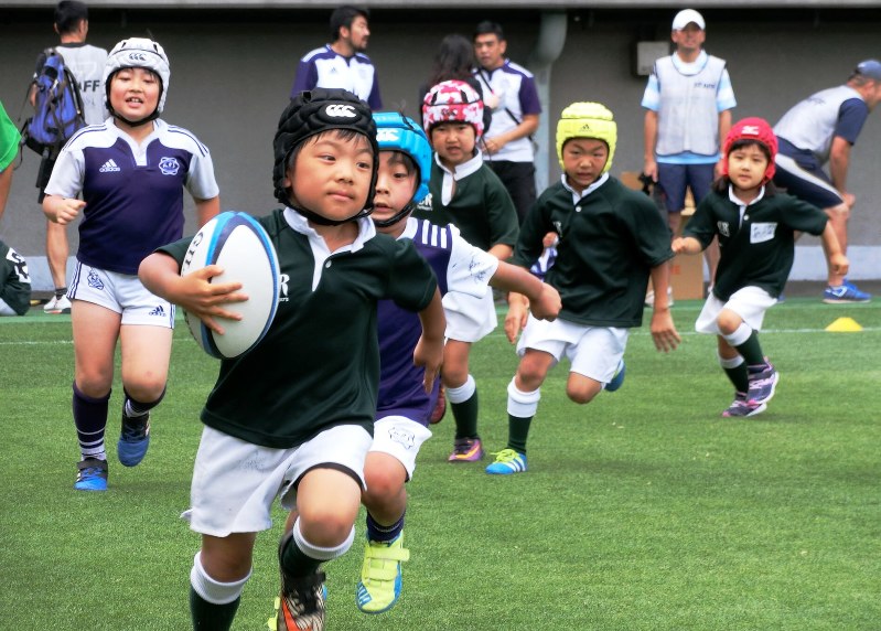秩父宮ラグビー場での試合を楽しむ小学生たち