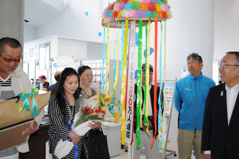 記念品を贈呈された小林徹さん(左端)=鶴岡市今泉の市立加茂水族館で