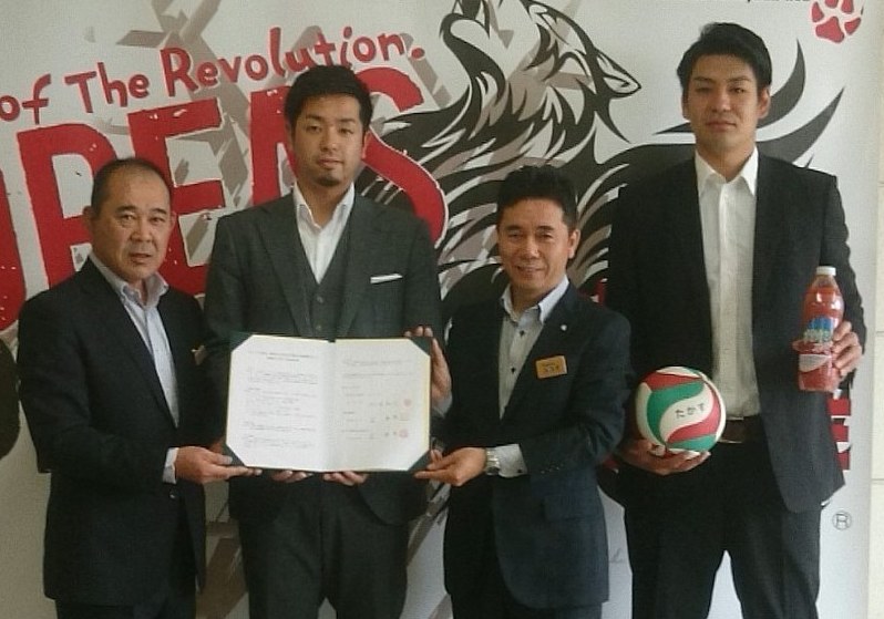 連携協定を結んだ池田憲士郎GM(左から2人目)と谷寿男町長(同3人目)ら=鷹栖町で