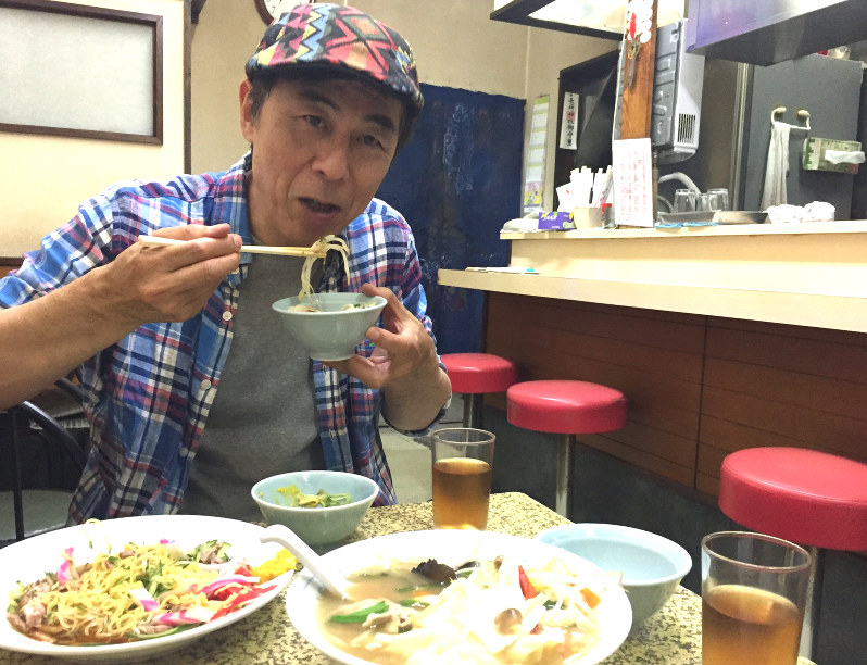 町中華の「トキハ」で冷やしそばを味わう北尾トロさん=東京都豊島区で2017年6月1日、鈴木梢撮影