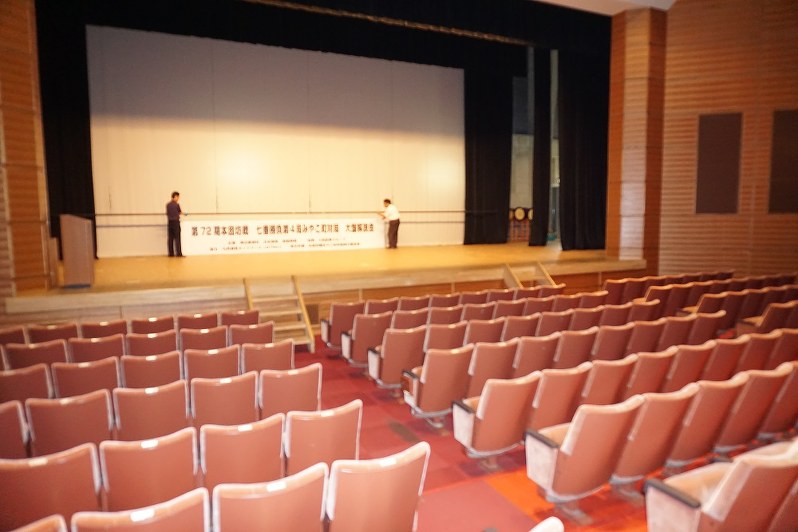 大盤解説会のある会場で看板の具合を確かめる関係者