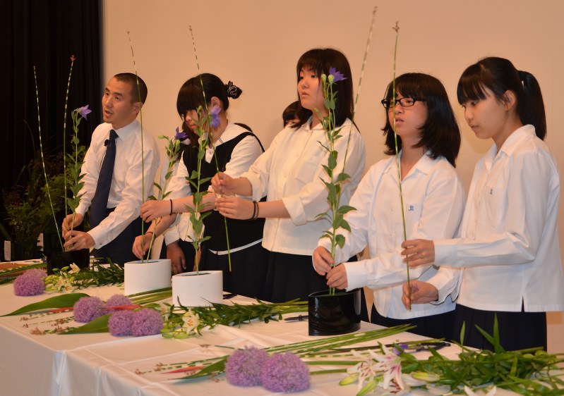 井上研究員(左端)のアドバイスを受けながら、花をいける高校生