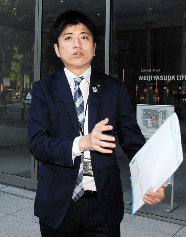 「親戚からは、顔も声も話し方も父にそっくりだと言われる」という田中翔さん=東京都千代田区で