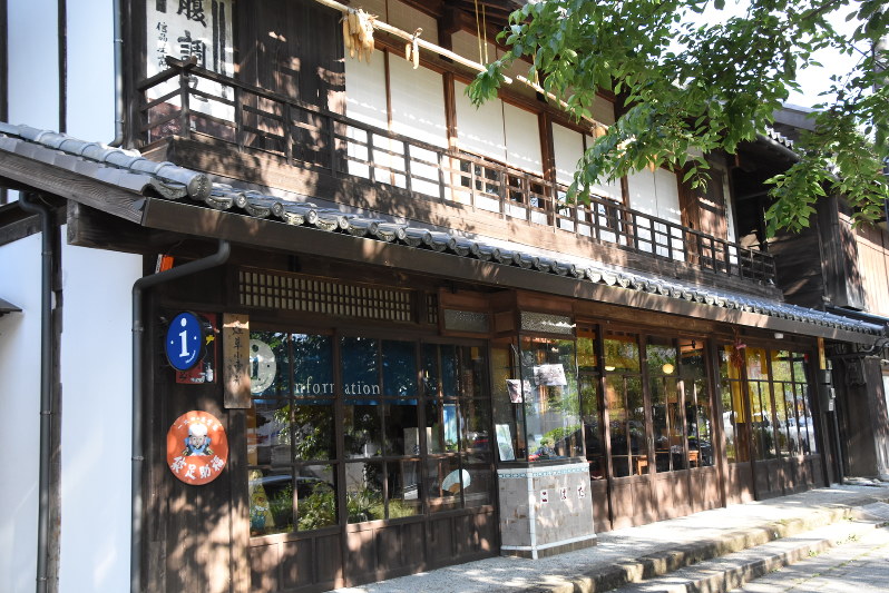 町全体を「ホテル」に見立て、観光客を呼び込もうという群馬県甘楽町。その「フロント」の役割を果たす町の地域交流センター「信州屋」=甘楽町小幡で2017年6月5日、畑広志撮影