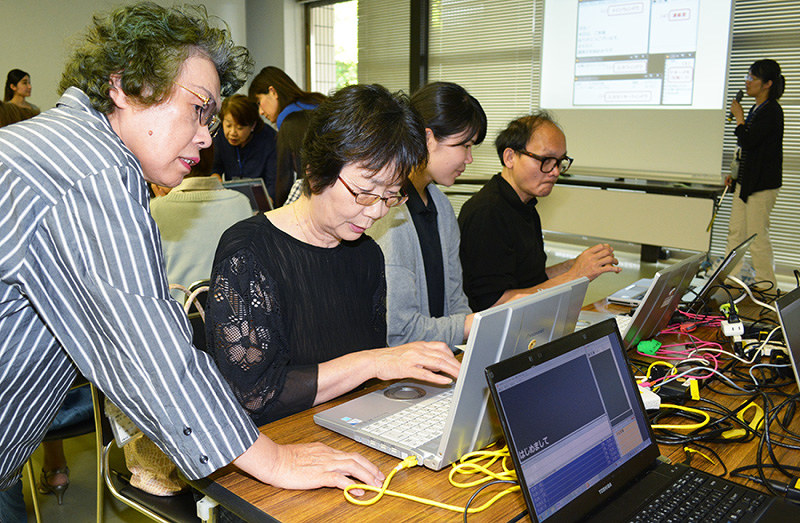 パソコンでの要約筆記を体験する参加者=三重県名張市役所で、竹内之浩撮影