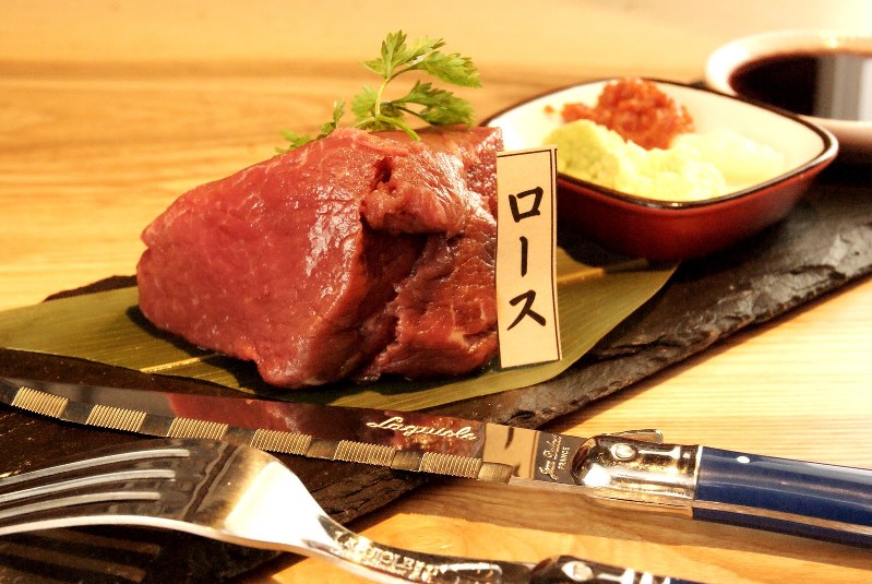 「馬刺しの塊刺し」(980円税別、以下同)は、お客さん自身が切り分ける斬新な提供法が好評