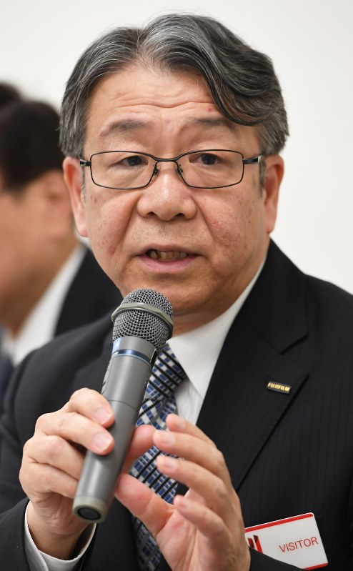グループ会社で不正会計が見つかり、記者会見で質問に答える助野健児・富士フイルムホールディングス社長=2017年6月12日、中村藍撮影