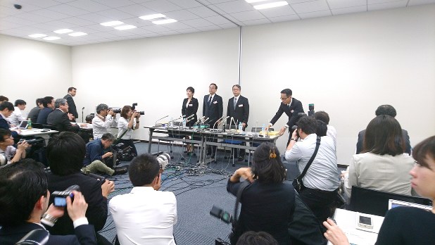 会見場となった東京証券取引所の一室には多くの報道陣が集まった=2017年6月12日撮影