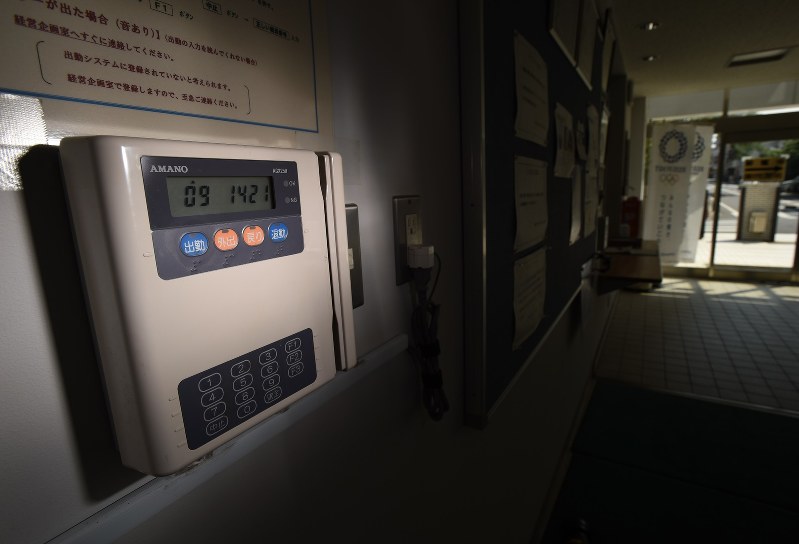 退勤が押されないタイムレコーダー。都教委は運用の改善を検討するという=丸山博撮影