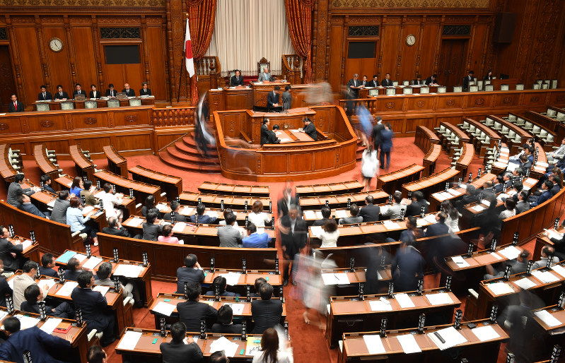 参院本会議で山本幸三地方創生担当相(奥左端)の問責決議案の採決で、記名投票する議員たち=国会内で2017年6月14日午前11時24分、川田雅浩撮影