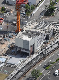 兵庫県尼崎市の事故現場では、脱線電車が衝突したマンションが慰霊施設として整備されている＝２０１７年６月１３日、本社ヘリから加古信志撮影