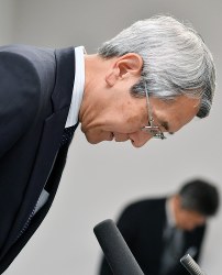 ＪＲ福知山線脱線事故を巡る歴代３社長の裁判で無罪が確定したのを受けて行われた会見の冒頭、頭を下げるＪＲ西日本の来島達夫社長＝大阪市北区で２０１７年６月１３日午後３時半、猪飼健史撮影