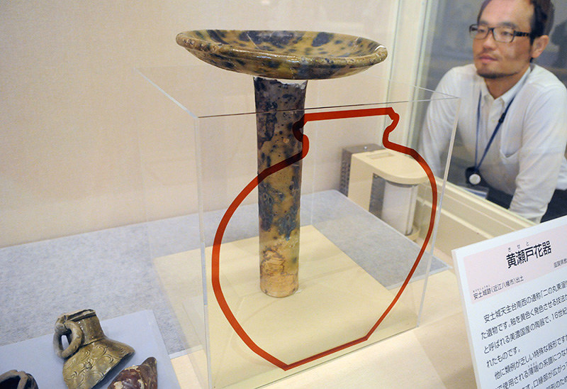 安土城跡で発見された、壺などに挿して使われたと思われる「黄瀬戸花器」=滋賀県近江八幡市安土町下豊浦の安土城考古博物館で、金子裕次郎撮影