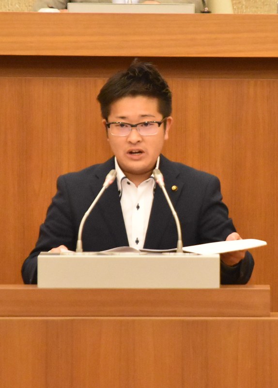 初めての一般質問で、LGBTに関する市の取り組みなどをただす細田智也市議=入間市役所で