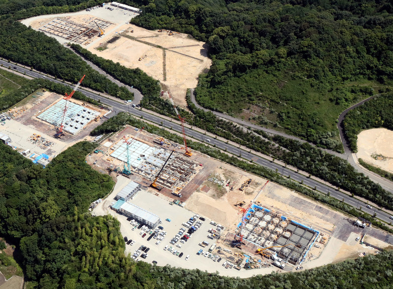 学校法人「加計学園」が開学予定の岡山理科大獣医学部の建設現場=愛媛県今治市で2017年6月5日、本社ヘリから幾島健太郎撮影