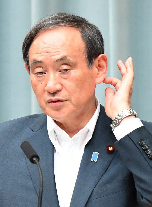 文部科学省による加計学園に絡む文書などの再調査について記者会見で報道陣の質問を聞く菅義偉官房長官=首相官邸で9日、川田雅浩撮影
