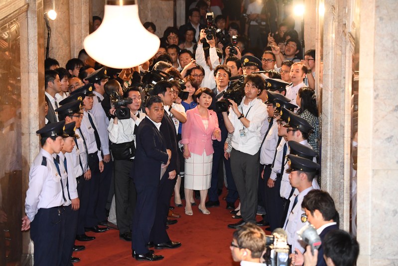 参院議院運営委員会の開会に抗議して委員会室の前で反対行動をする野党の議員たち=国会内で14日午後5時25分、川田雅浩撮影