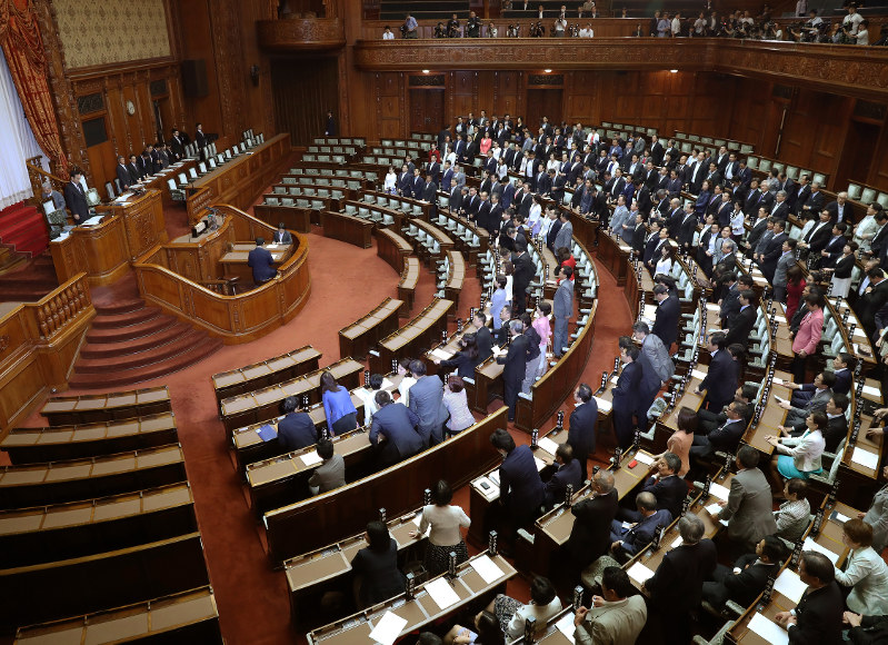 参院本会議で改正組織犯罪処罰法が可決、成立し、閉会で立ち上がる与党議員(奥)と抗議の声を上げる野党議員=国会内で2017年6月15日午前7時46分、小出洋平撮影