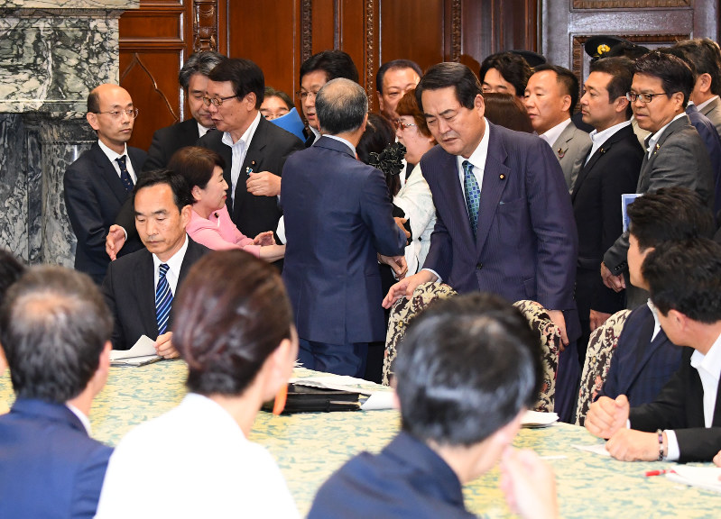 参院議院運営委員会で抗議する民進党などの議員たち=国会内で2017年6月14日午後5時半、川田雅浩撮影