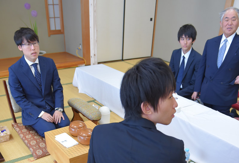 対局室を検分する本因坊文裕(左)と挑戦者の本木克弥八段(手前)=福岡県みやこ町のサン・グレートみやこで2017年6月14日午後4時45分、上入来尚撮影
