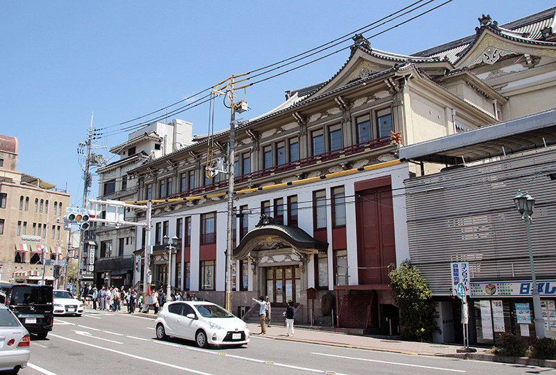 鴨川東岸で江戸時代初期から歌舞伎の劇場であり続ける南座。江戸幕府の河川改修が行われるまで、鴨川べりのこの辺りは河原だった=京都市東山区四条通大和大路西入中之町で、戸田栄撮影