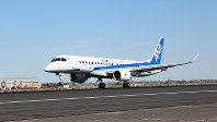 パリ航空ショーが開かれるル・ブルジェ空港に到着したＭＲＪの試験３号機（三菱航空機提供）