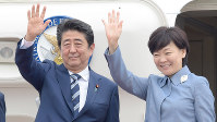 政府専用機に乗り込む安倍晋三首相と妻の昭恵さん＝羽田空港で２０１７年５月２５日、藤井達也撮影