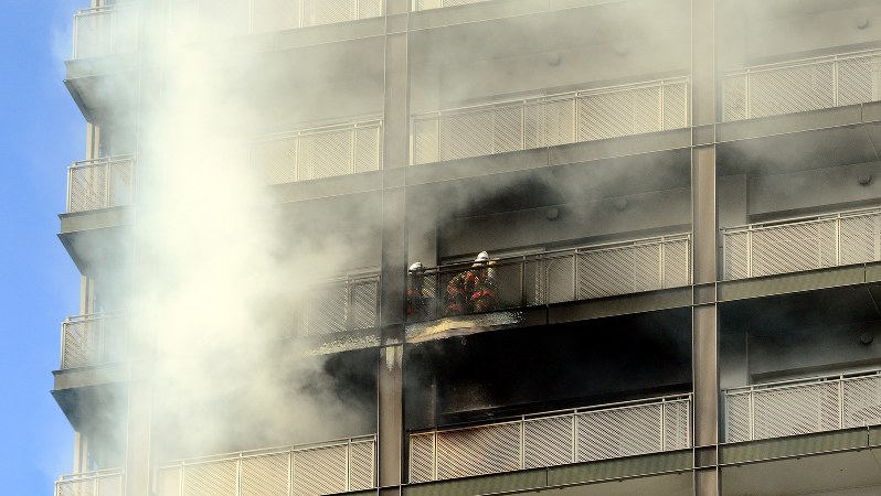東京・西神田で起きた高層マンション火災。火元は20階の部屋だった=東京都千代田区西神田で2015年3月2日、竹内紀臣撮影