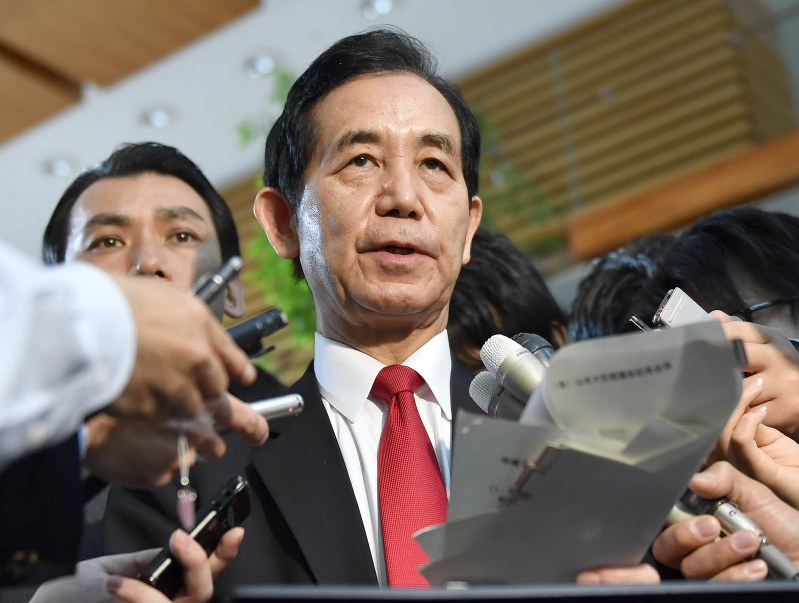 閣議後、記者の質問に答える山本幸三地方創生担当相=首相官邸で2016年6月16日午前9時44分、藤井達也撮影