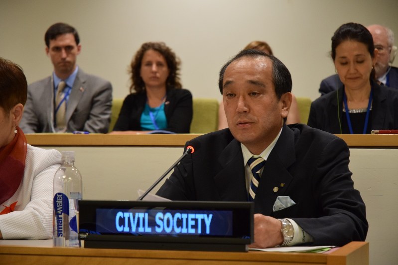 核兵器禁止条約交渉会議で演説する松井一実・広島市長=国連本部で2017年6月15日、國枝すみれ撮影