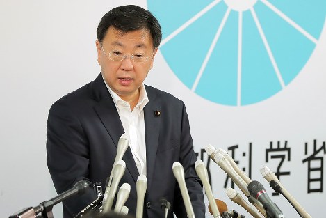 記者会見する松野博一文科相＝東京都千代田区で２０１７年６月１５日午後１時３５分、和田大典撮影