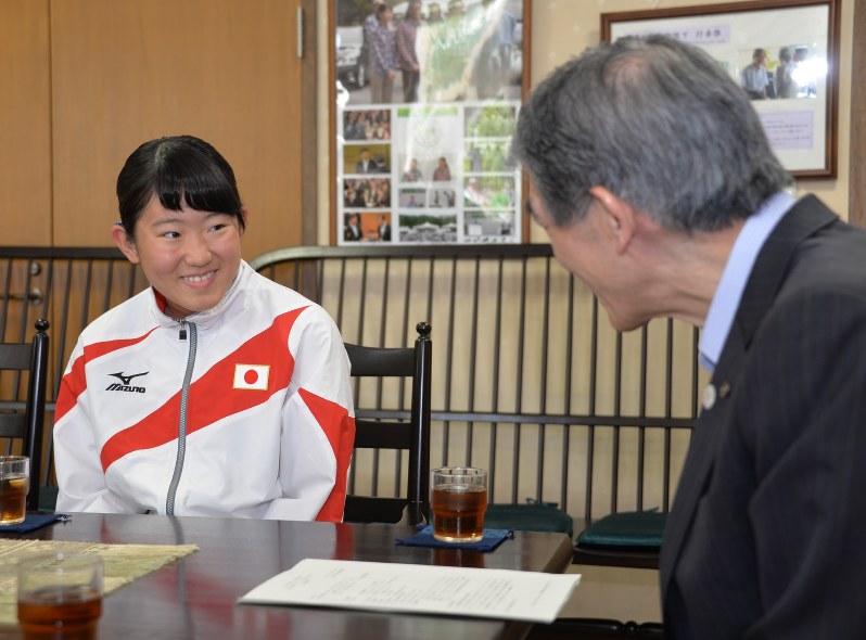 菅谷昭市長(右)にデフリンピック出場を報告する中東郁葉さん=松本市役所で
