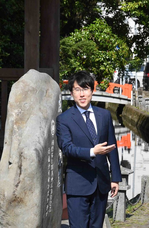 タイトル防衛から一夜明け、みやこ町に隣接する行橋市を散策する本因坊文裕=福岡県行橋市で2017年6月17日午前8時36分、上入来尚撮影