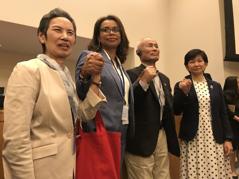 核兵器禁止条約制定を求める署名目録を提出後、手をつなぐ(左から)和田征子さん、ホワイト議長ら=国連本部で16日、ニューヨーク支局助手ジョン・ラッキー撮影