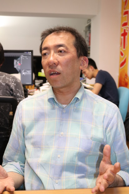 インタビューに応じるｅスポーツコミュニケーションズの筧誠一郎代表