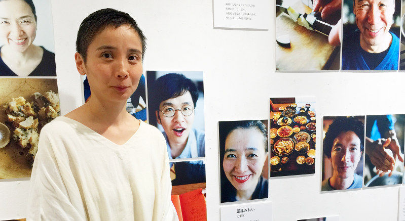「人と料理」を出版した写真家の馬場わかなさん。パネル展を開いた書店で=東京都新宿区の「かもめブックス」で、岡本同世撮影
