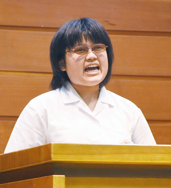 第43回中国・四国盲学校弁論大会で、体験を語る松浦佑美さん=高松市の県立盲学校体育館で、潟見雄大撮影