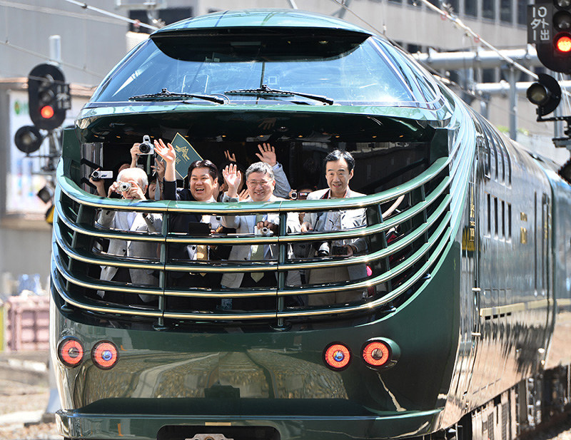 JR大阪駅を出発する「トワイライトエクスプレス瑞風」=大阪市北区で2017年6月17日午前10時21分、猪飼健史撮影