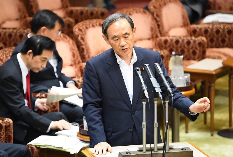 参院予算委員会で学校法人「加計学園」に絡む文部科学省の文書について答える菅義偉官房長官=国会内で2017年6月16日午後1時55分、川田雅浩撮影